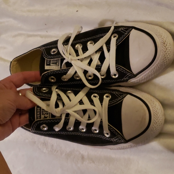 Womens size 7 Converse - Picture 1 of 4